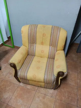 Sillón de tela amarillo con detalles