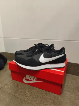 Bambas Nike negras talla 39(6'5)