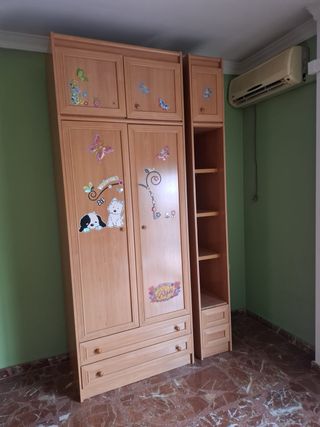Armario madera con puertas de espejo