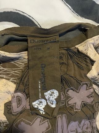 Camiseta manga larga cuello barco.