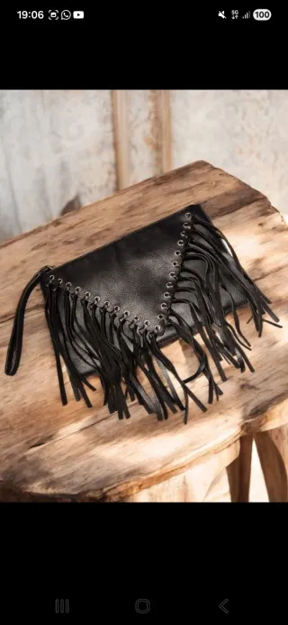 Pochette nera con frange