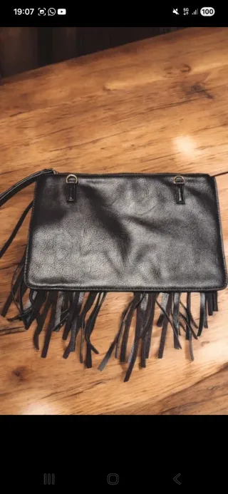 Pochette nera con frange