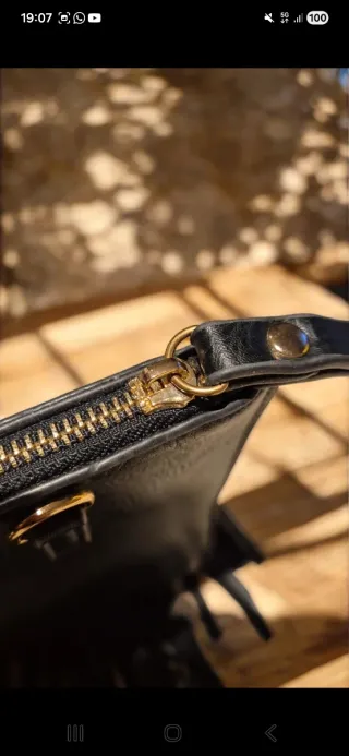 Pochette nera con frange