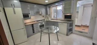 Mesa redonda de cristal y metal