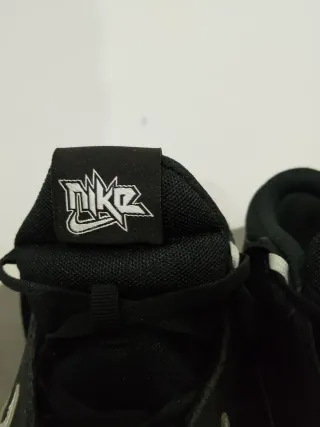 Scarpe Nike Hustle nere e argento