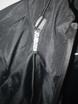 Chubasquero negro con goma ajustable