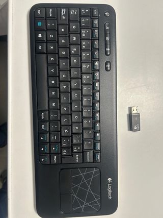 Teclado Logitech con Touchpad y Receptor USB
