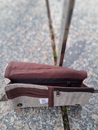 Cartera de cáñamo y algodón hecha a mano en Nepal
