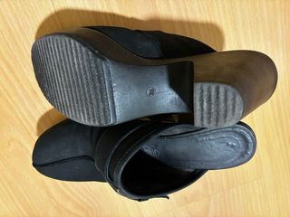 Zuecos negros con hebilla