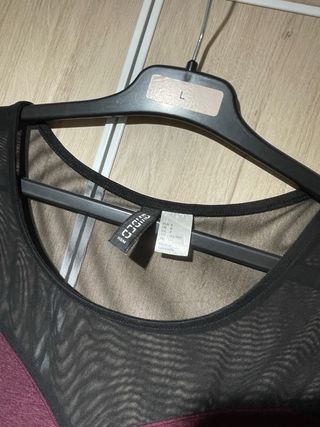 Vestido corto granate con transparencias negras