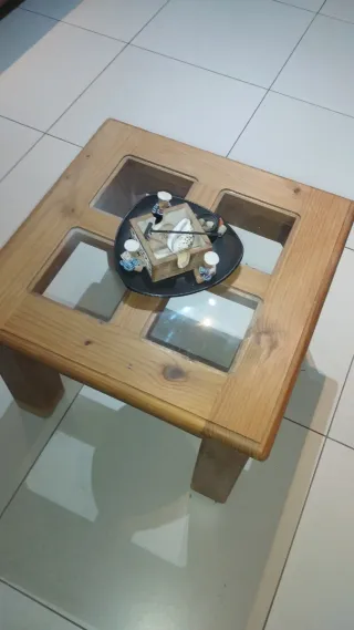 Mesa de centro de madera y cristal