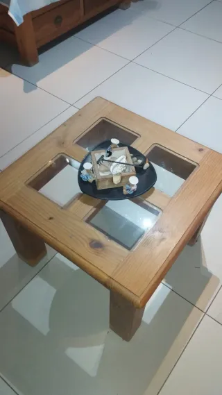 Mesa de centro de madera y cristal