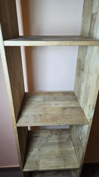 Estantería de madera artesanal