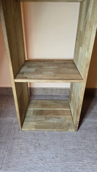 Estantería de madera artesanal