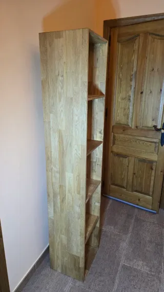Estantería de madera artesanal