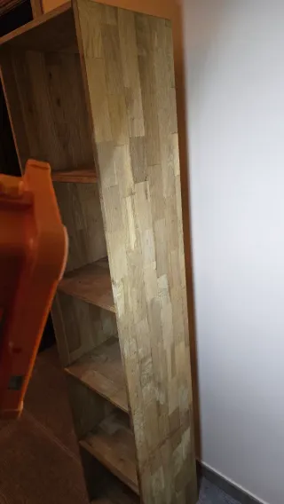 Estantería de madera artesanal