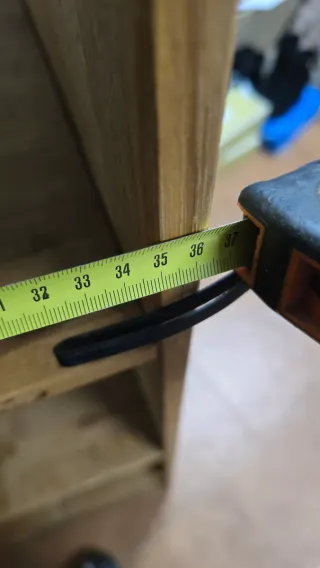 Estantería de madera artesanal