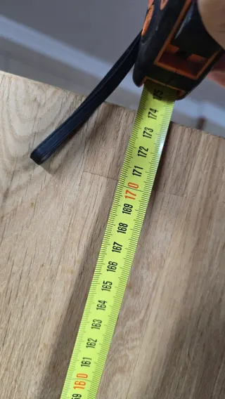 Estantería de madera artesanal