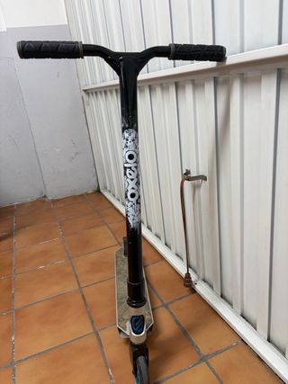 Patinete decathlon plateado y negro