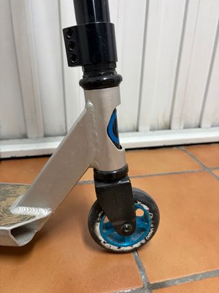 Patinete decathlon plateado y negro