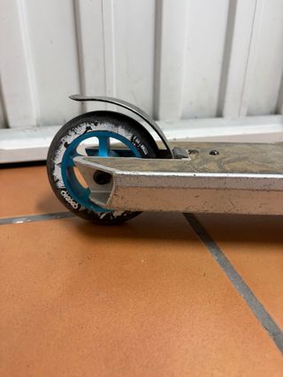 Patinete decathlon plateado y negro
