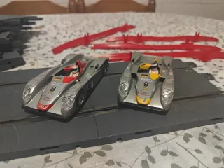 Scalextric Audi R8 con 8 pistas y 4 vallas