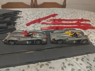 Scalextric Audi R8 con 8 pistas y 4 vallas