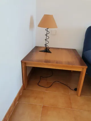 Mesita de madera con lámpara