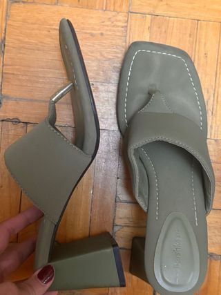 Sandalias Bershka tacón verde