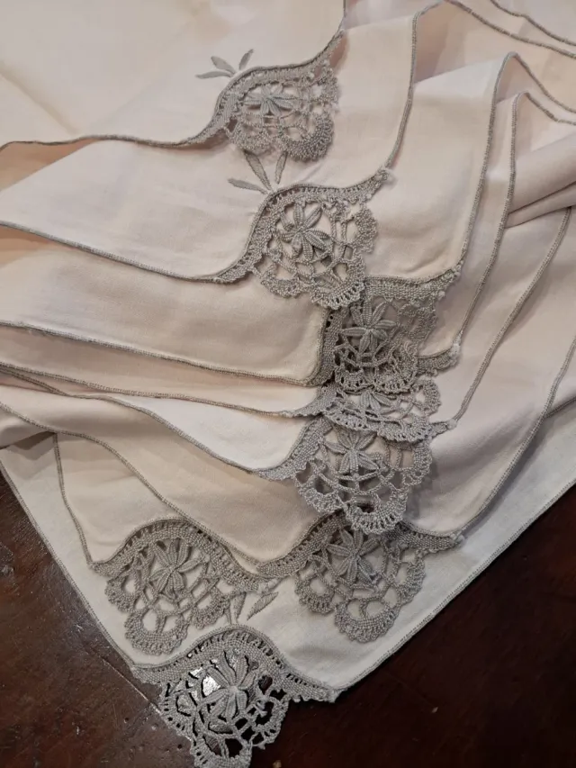 Tovaglia rotonda ricamata a mano anni '80