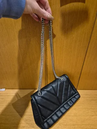 Bolso negro acolchado con cadena