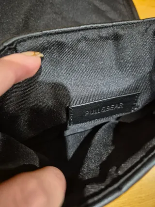 Bolso negro acolchado con cadena