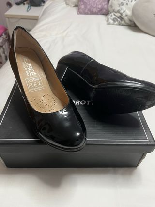 Zapatos de tacón negros charol