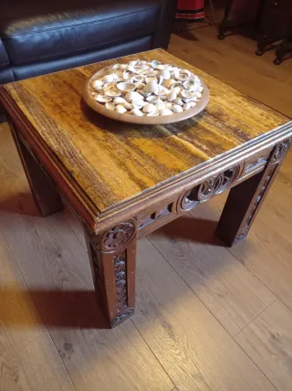 Mesa auxiliar de madera tallada