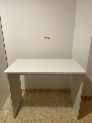 Escritorio blanco de madera