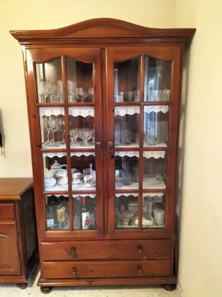 Vitrina de comedor de madera y cristal