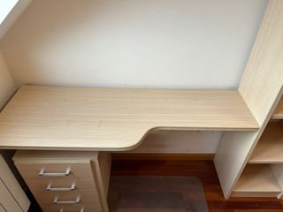 Mesa estudio juvenil y estantería