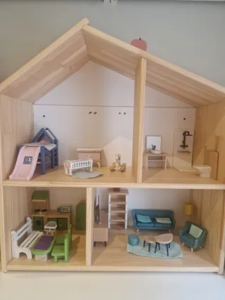 Casita de muñecas de madera amueblada