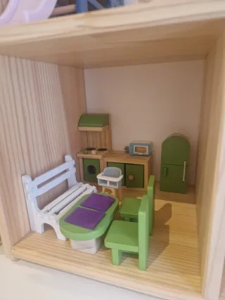 Casita de muñecas de madera amueblada