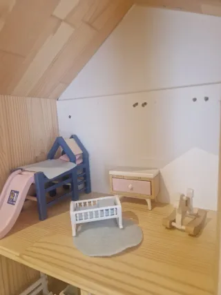 Casita de muñecas de madera amueblada