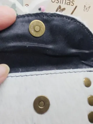 Monedero de Piel Blanco Tachuelas