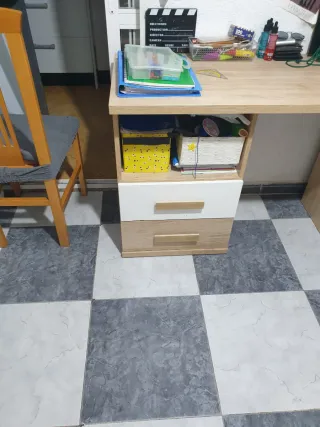 Estantería juvenil decorada