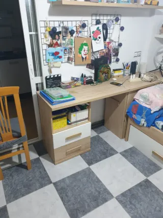 Estantería juvenil decorada