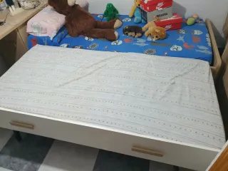 Estantería juvenil decorada