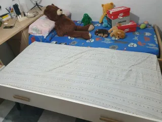 Estantería juvenil decorada