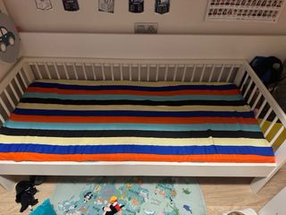 Cama infantil blanca IKEA y colchón