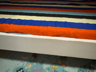 Cama infantil blanca IKEA y colchón