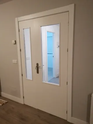 Puerta de salón doble con cristal y marcos