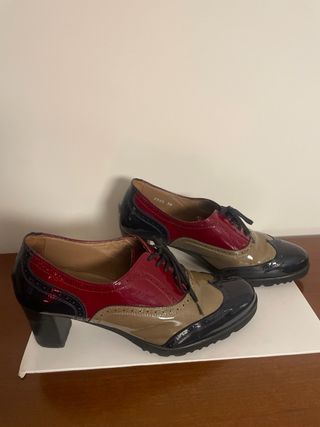 Zapatos charol estilo Oxford