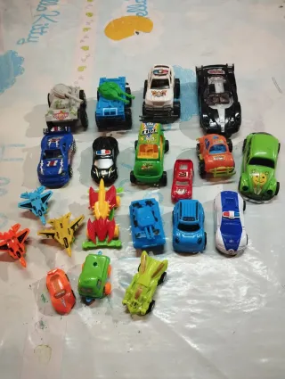 Lote de 20 coches y aviones de juguete